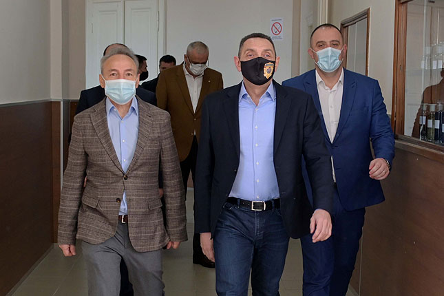 Ministar policije posetio buduće forenzičare u Hemijsko-tehnološkoj školi