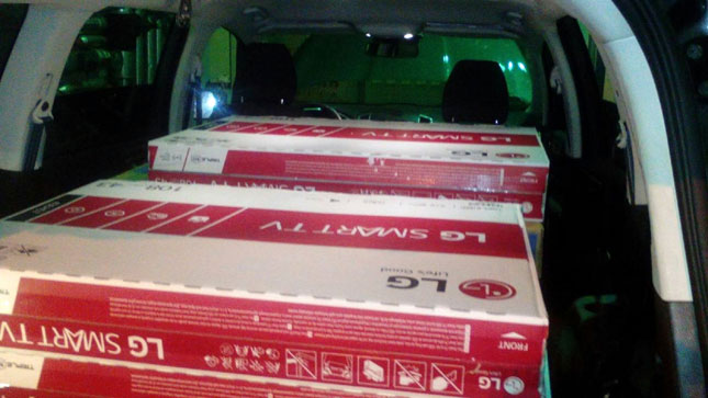 Carinici pronašli 10 televizora u automobilu