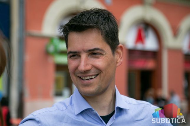 Otac i ćerke svojom muzikom obogatili centar Subotice