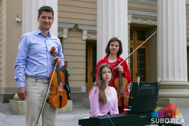 Otac i ćerke svojom muzikom obogatili centar Subotice