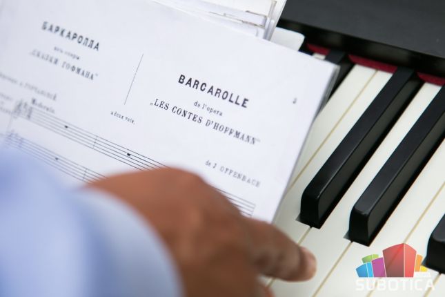 Otac i ćerke svojom muzikom obogatili centar Subotice