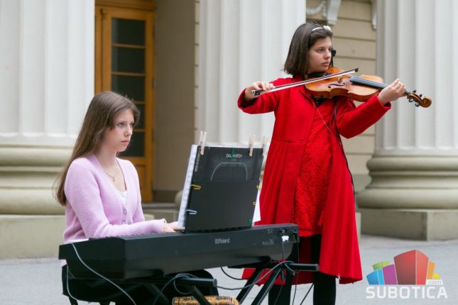 Otac i ćerke svojom muzikom obogatili centar Subotice