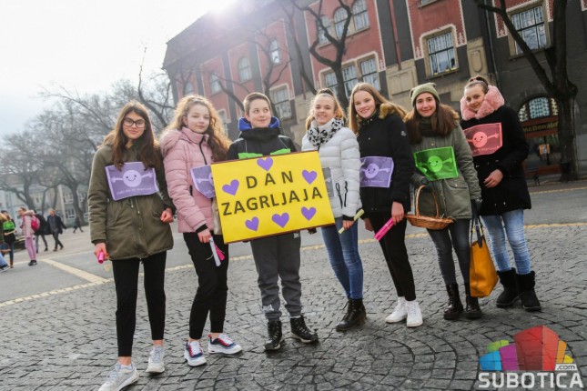 Đaci delili "besplatne" zagrljaje