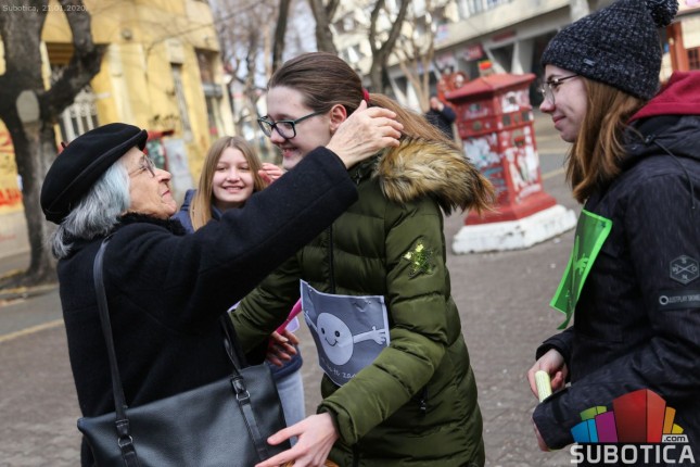 Đaci delili "besplatne" zagrljaje