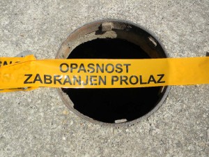 Za jednu noć, u jednoj ulici, ukradeno petnestak zaštitnih poklopaca kanalizacije
