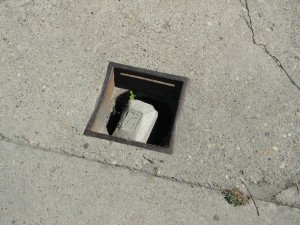 Za jednu noć, u jednoj ulici, ukradeno petnestak zaštitnih poklopaca kanalizacije