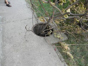 Za jednu noć, u jednoj ulici, ukradeno petnestak zaštitnih poklopaca kanalizacije