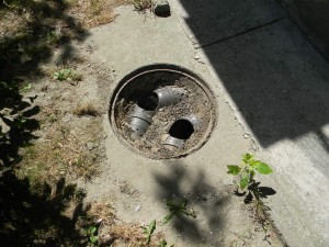 Za jednu noć, u jednoj ulici, ukradeno petnestak zaštitnih poklopaca kanalizacije