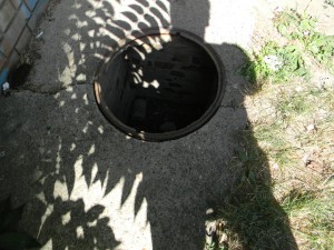 Za jednu noć, u jednoj ulici, ukradeno petnestak zaštitnih poklopaca kanalizacije