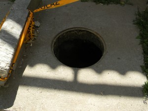 Za jednu noć, u jednoj ulici, ukradeno petnestak zaštitnih poklopaca kanalizacije