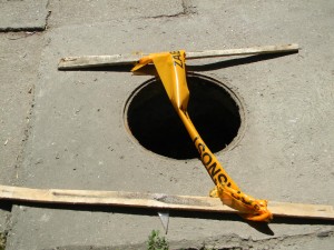 Za jednu noć, u jednoj ulici, ukradeno petnestak zaštitnih poklopaca kanalizacije