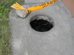 Za jednu noć, u jednoj ulici, ukradeno petnestak zaštitnih poklopaca kanalizacije