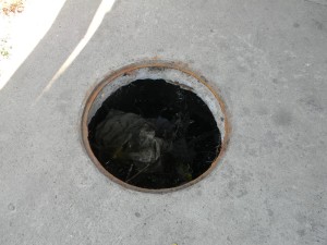 Za jednu noć, u jednoj ulici, ukradeno petnestak zaštitnih poklopaca kanalizacije