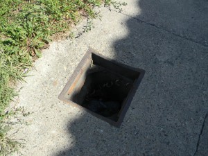 Za jednu noć, u jednoj ulici, ukradeno petnestak zaštitnih poklopaca kanalizacije