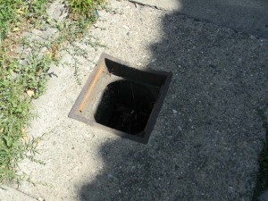 Za jednu noć, u jednoj ulici, ukradeno petnestak zaštitnih poklopaca kanalizacije