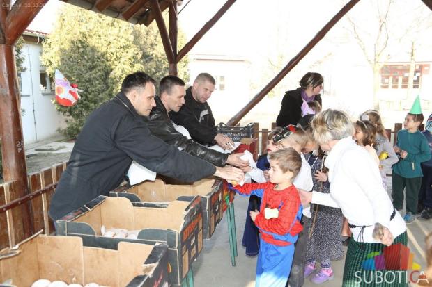 Deca iz Čantavira pod maskama terala zimu