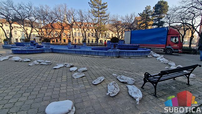 Plava fontana se ponovo "zazimljava" nakon što je oštećena zaštita