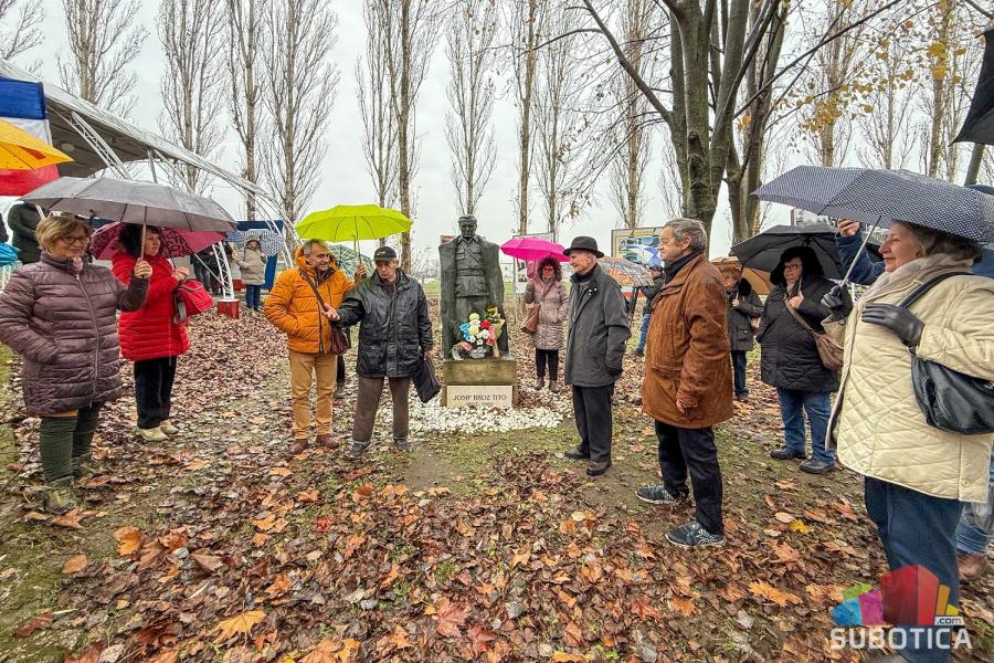 Jugonostalgičari uprkos kiši obeležili 29. novembar u Mini Jugoslaviji
