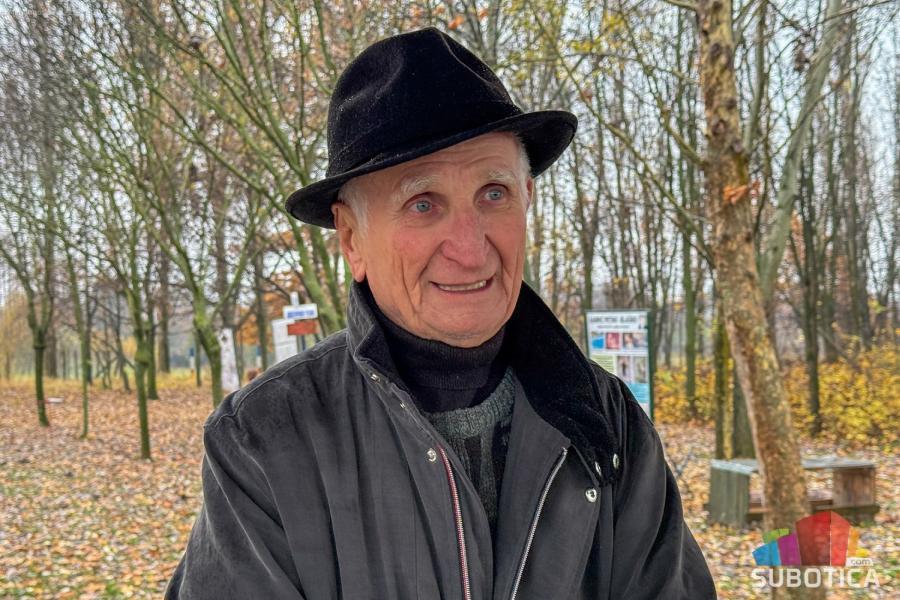 Jugonostalgičari uprkos kiši obeležili 29. novembar u Mini Jugoslaviji