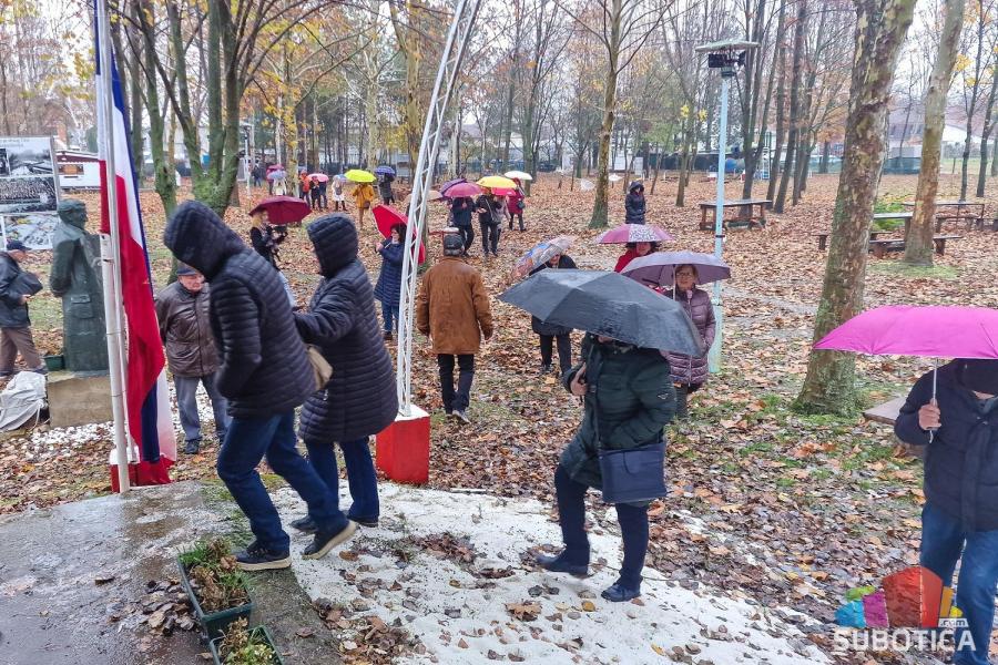Jugonostalgičari uprkos kiši obeležili 29. novembar u Mini Jugoslaviji
