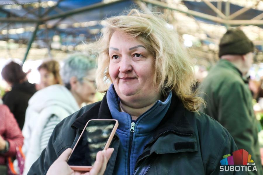 Pretpraznična gužva na Mlečnoj pijaci - tezge pune sezonskog povrća i  jagoda
