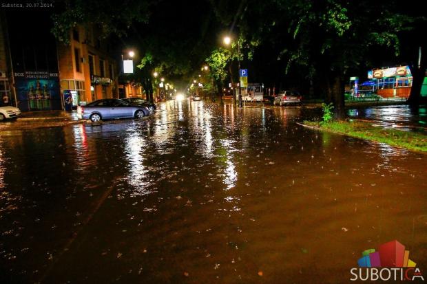 U jučerašnjem nevremenu najviše poziva zbog polomljenih grana i izvaljenih stabala