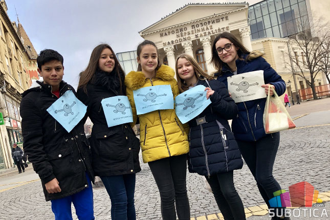 Đaci delili besplatne zagrljaje