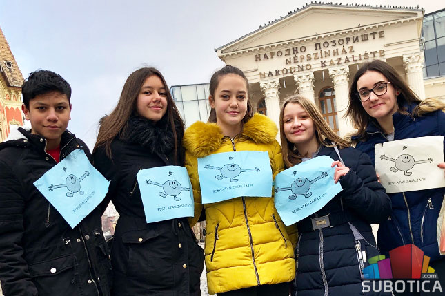 Đaci delili besplatne zagrljaje