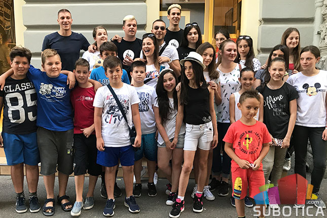 "Stuberi" smazali 50 burgera