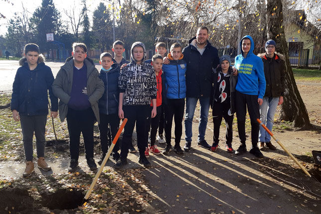 Udruženje "Zelena oaza" ozelenilo školska dvorišta