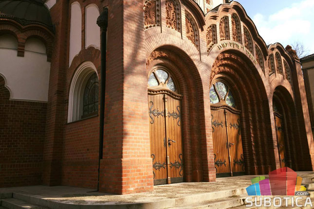 Zasijala fasada subotičke sinagoge, u toku obnova enterijera