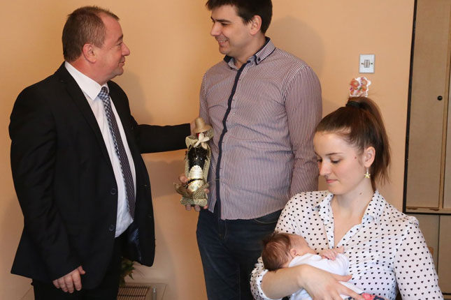 Pokloni za prvu bebu rođenu u 2017. godini