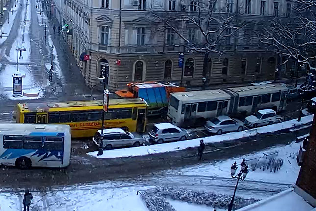 Autobus u kvaru i nepropisno parkirana vozila izazvali kolaps u Đure Đakovića