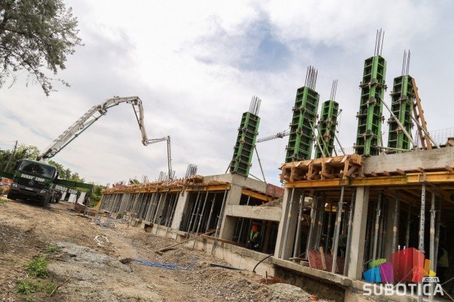 Izgradnja stanova za izbeglice u punom jeku