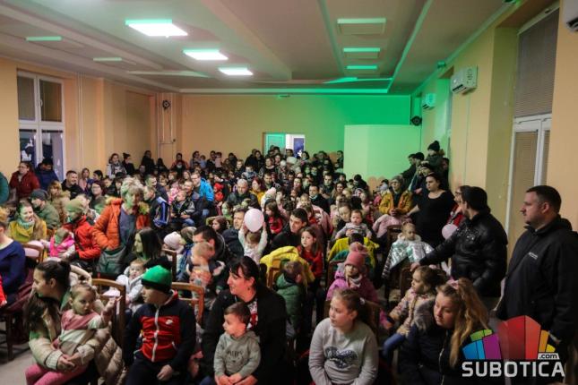 Jedanaestu godinu za redom mališani sa Makove sedmice dobijaju novogodišnje paketiće