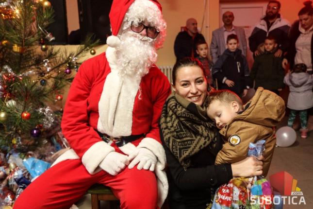 Jedanaestu godinu za redom mališani sa Makove sedmice dobijaju novogodišnje paketiće