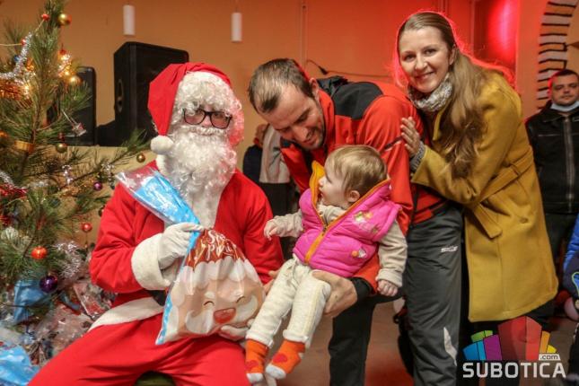 Jedanaestu godinu za redom mališani sa Makove sedmice dobijaju novogodišnje paketiće