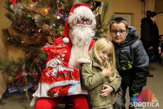 Jedanaestu godinu za redom mališani sa Makove sedmice dobijaju novogodišnje paketiće