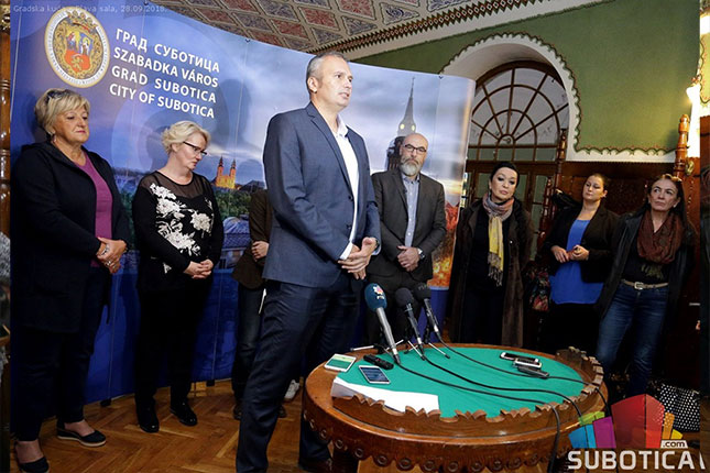 Deca migranti u školskim klupama