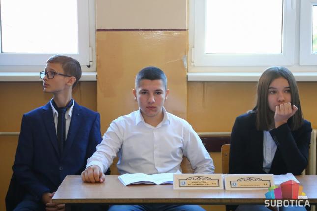 Deca-ministri zasedali na Skupštini i usvojili "pakete mera" protiv vršnjačkog nasilja