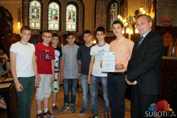 Pohvaljeni učenici sa republičkih takmičenja