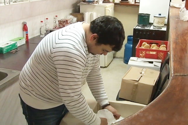 Volontira u zajedničkom objektu koji mu je omogućio krov nad glavom i topli krevet