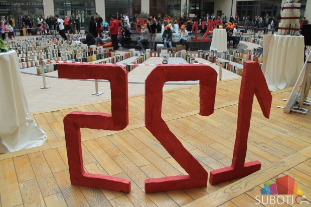Gradska biblioteka uz jedinstven domino spektakl proslavila 125. rođendan