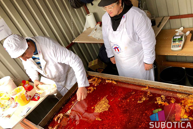 Predstavnici turijske „Kobasicijade“ uručili donaciju Crvenom krstu Subotica