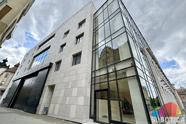 Večeras se završavaju radovi na zgradi Narodnog pozorišta, čeka se Vučić da svečano otvori