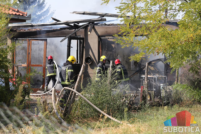 Izgoreli garaža i automobil u ulici Leonarda da Vinčija, brzom intervencijom vatrogasaca sprečena veća šteta