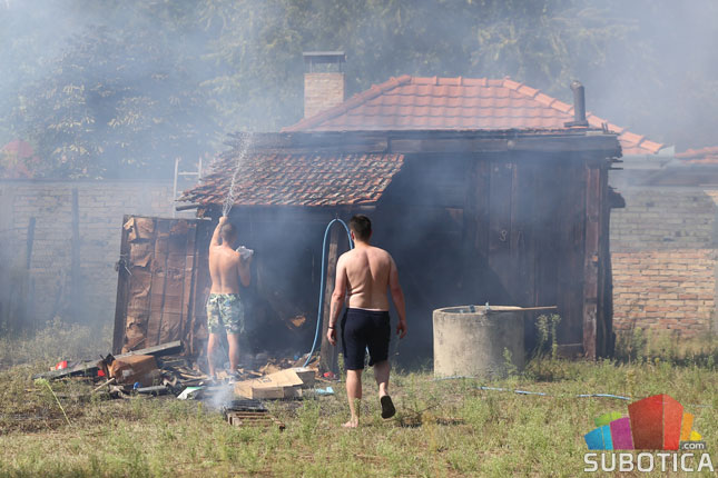 Izgoreli garaža i automobil u ulici Leonarda da Vinčija, brzom intervencijom vatrogasaca sprečena veća šteta