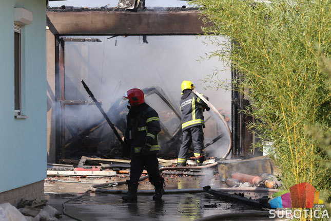 Izgoreli garaža i automobil u ulici Leonarda da Vinčija, brzom intervencijom vatrogasaca sprečena veća šteta