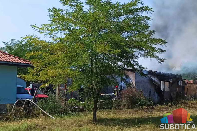 Izgoreli garaža i automobil u ulici Leonarda da Vinčija, brzom intervencijom vatrogasaca sprečena veća šteta