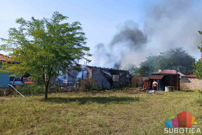 Izgoreli garaža i automobil u ulici Leonarda da Vinčija, brzom intervencijom vatrogasaca sprečena veća šteta